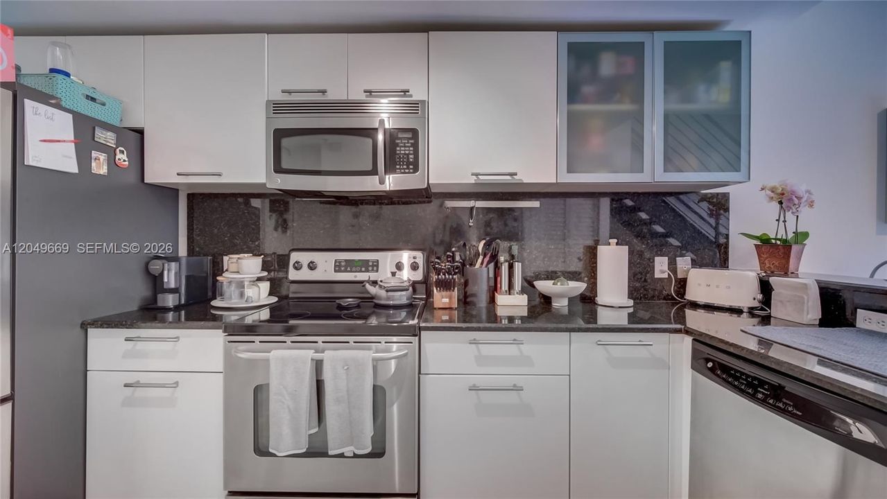 В аренду: $4,200 (1 спален, 1 ванн, 790 Квадратных фут)
