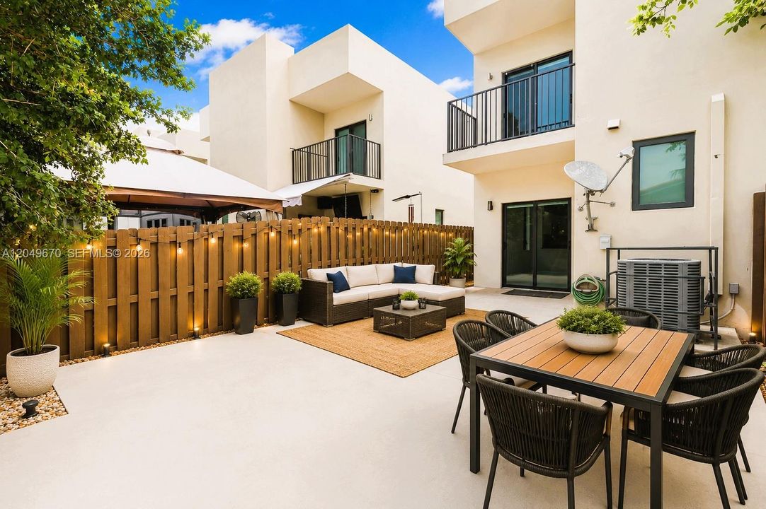 For Rent: $2,800 (2 beds, 2 baths, 1358 Square Feet)