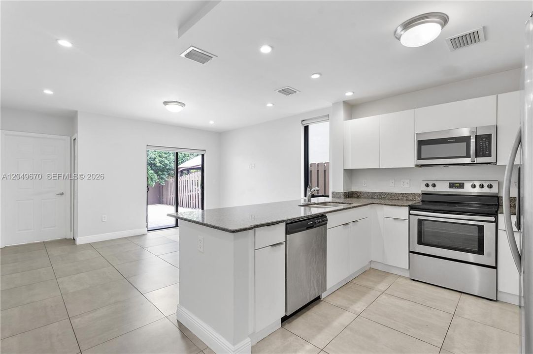 For Rent: $2,800 (2 beds, 2 baths, 1358 Square Feet)
