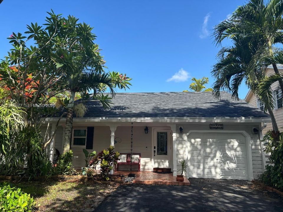 For Sale: $570,000 (2 beds, 2 baths, 1249 Square Feet)