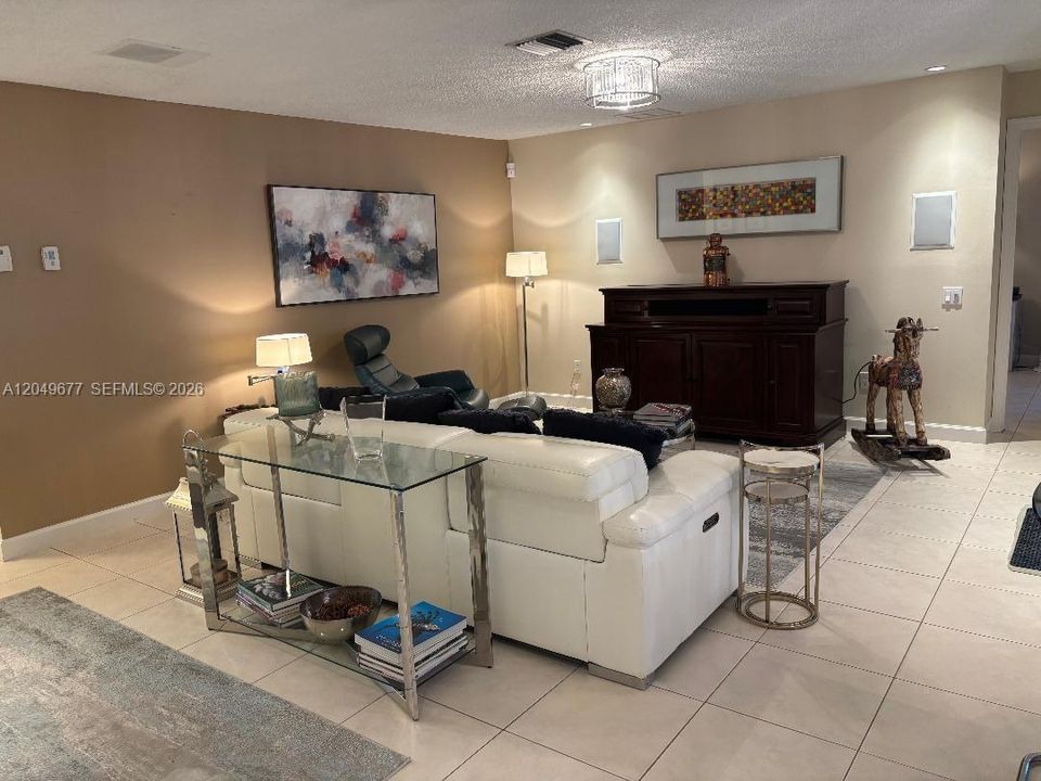 For Sale: $570,000 (2 beds, 2 baths, 1249 Square Feet)