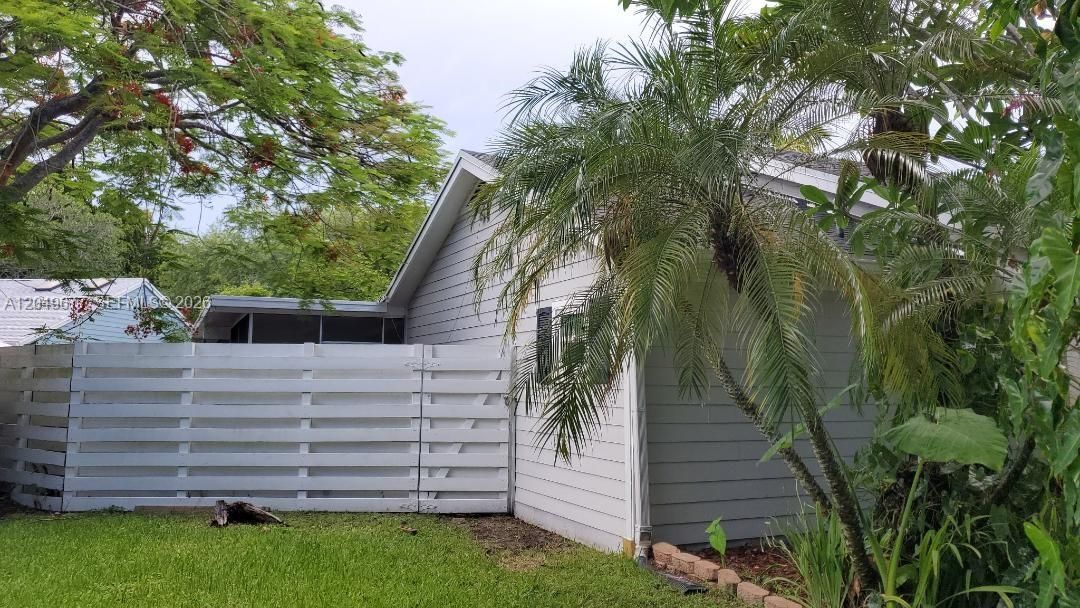 For Sale: $570,000 (2 beds, 2 baths, 1249 Square Feet)