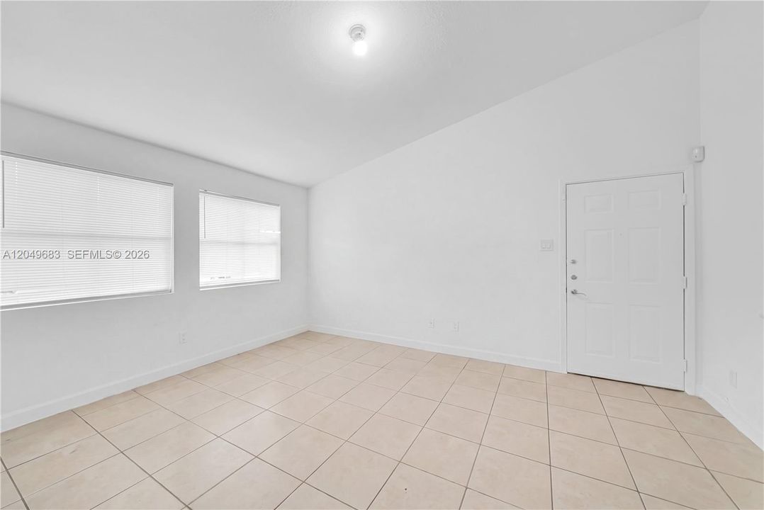 For Rent: $2,500 (2 beds, 2 baths, 949 Square Feet)