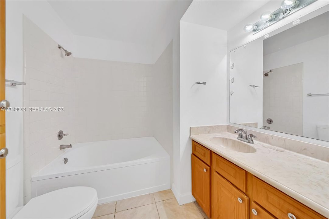 For Rent: $2,500 (2 beds, 2 baths, 949 Square Feet)