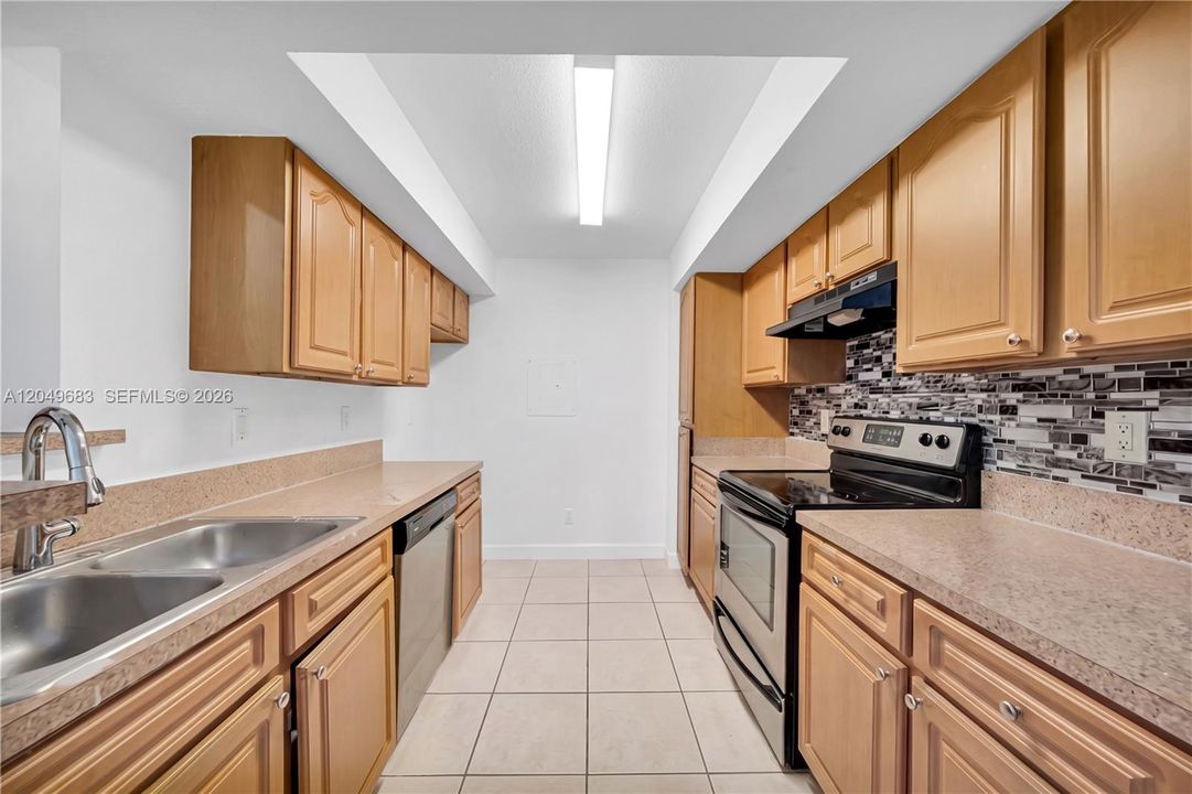 For Rent: $2,500 (2 beds, 2 baths, 949 Square Feet)