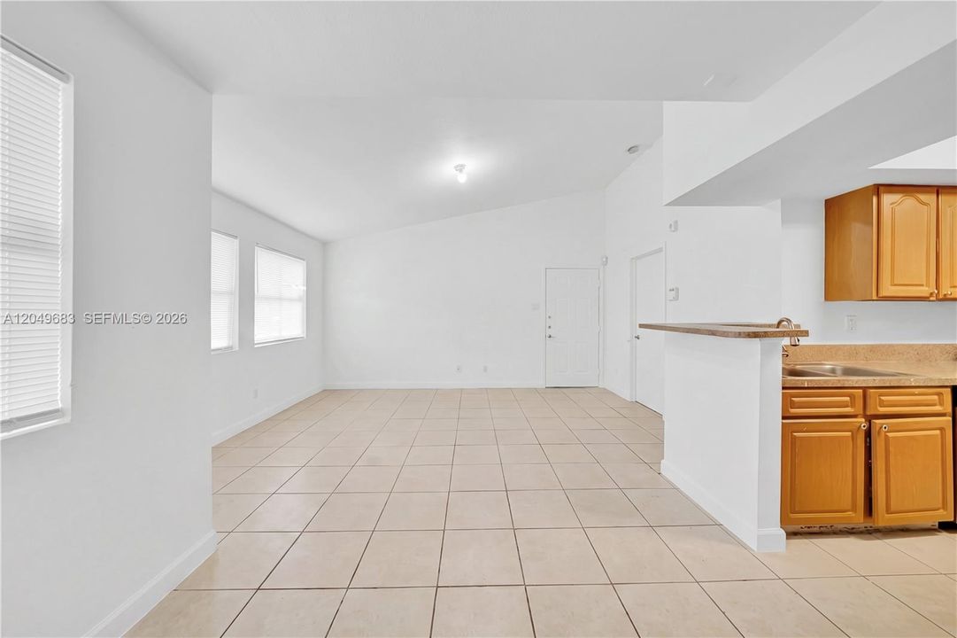 For Rent: $2,500 (2 beds, 2 baths, 949 Square Feet)
