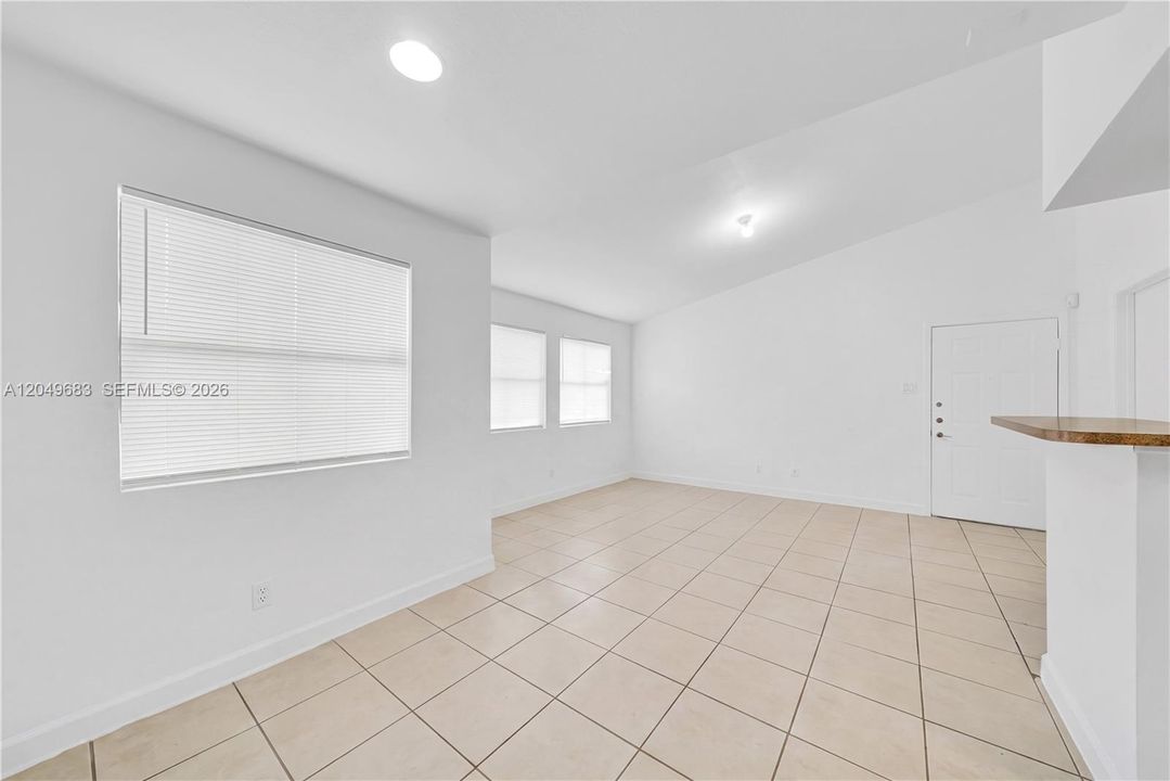 For Rent: $2,500 (2 beds, 2 baths, 949 Square Feet)