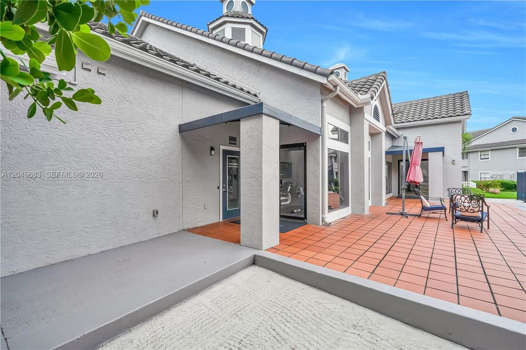 For Rent: $2,500 (2 beds, 2 baths, 949 Square Feet)