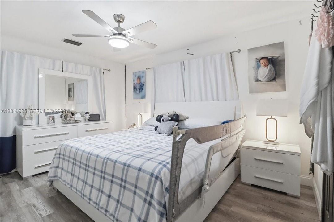 For Rent: $3,800 (4 beds, 2 baths, 1420 Square Feet)