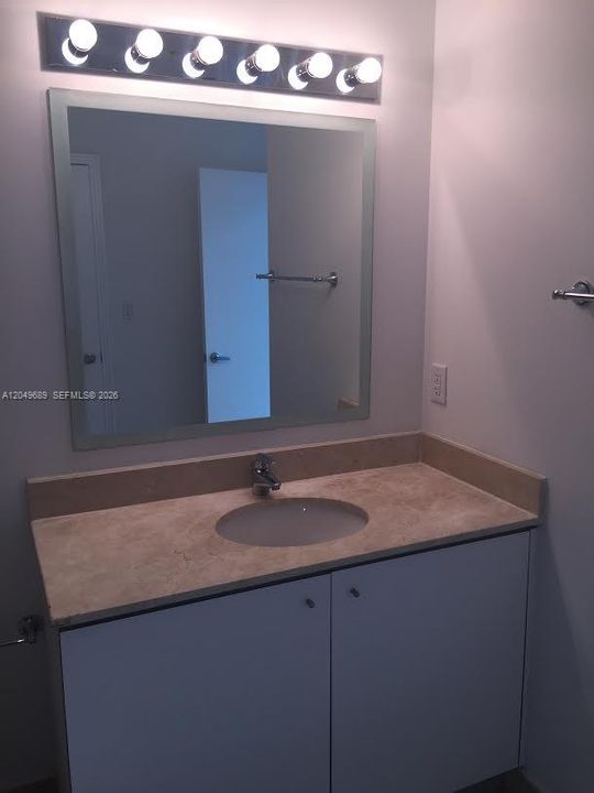 For Rent: $2,800 (1 beds, 1 baths, 916 Square Feet)