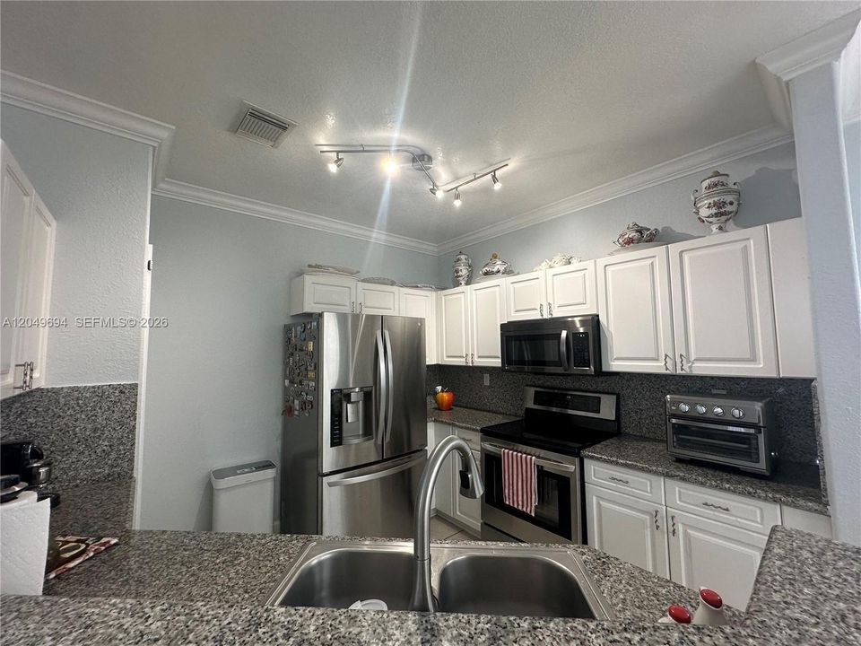 For Rent: $3,600 (3 beds, 2 baths, 1618 Square Feet)