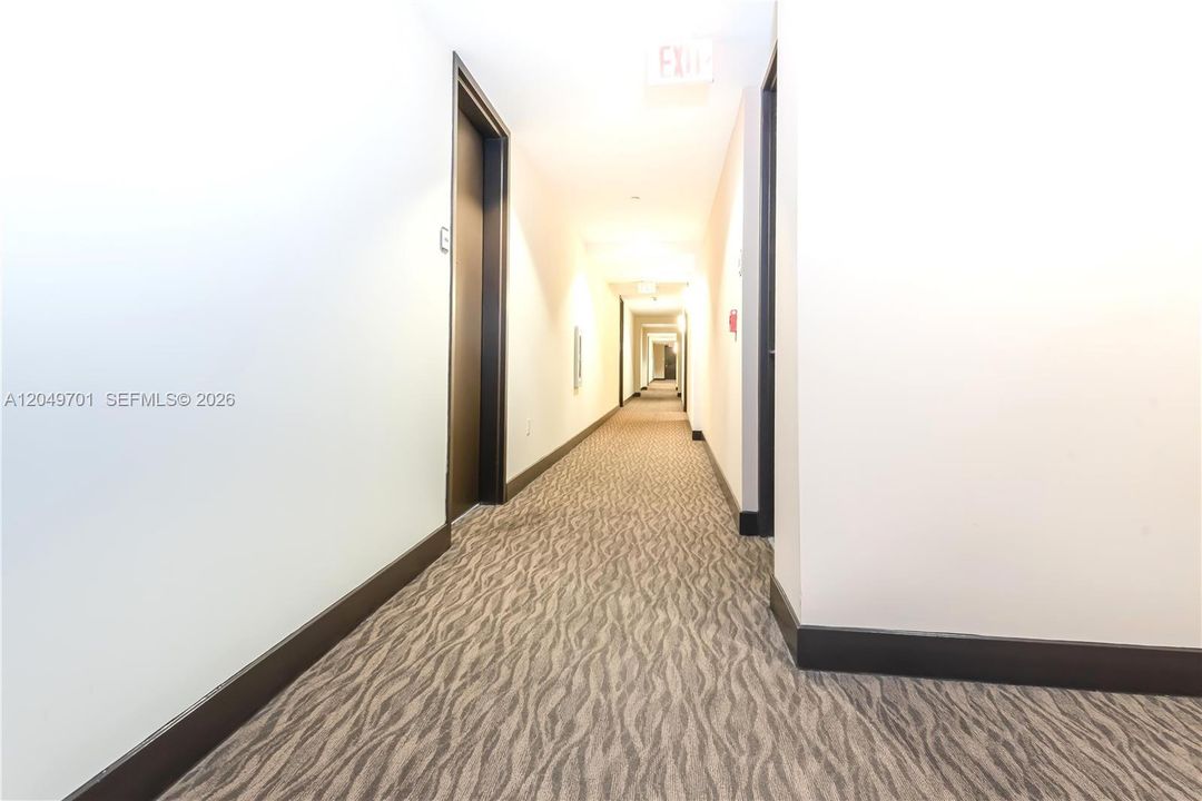 Active With Contract: $2,950 (1 beds, 1 baths, 705 Square Feet)