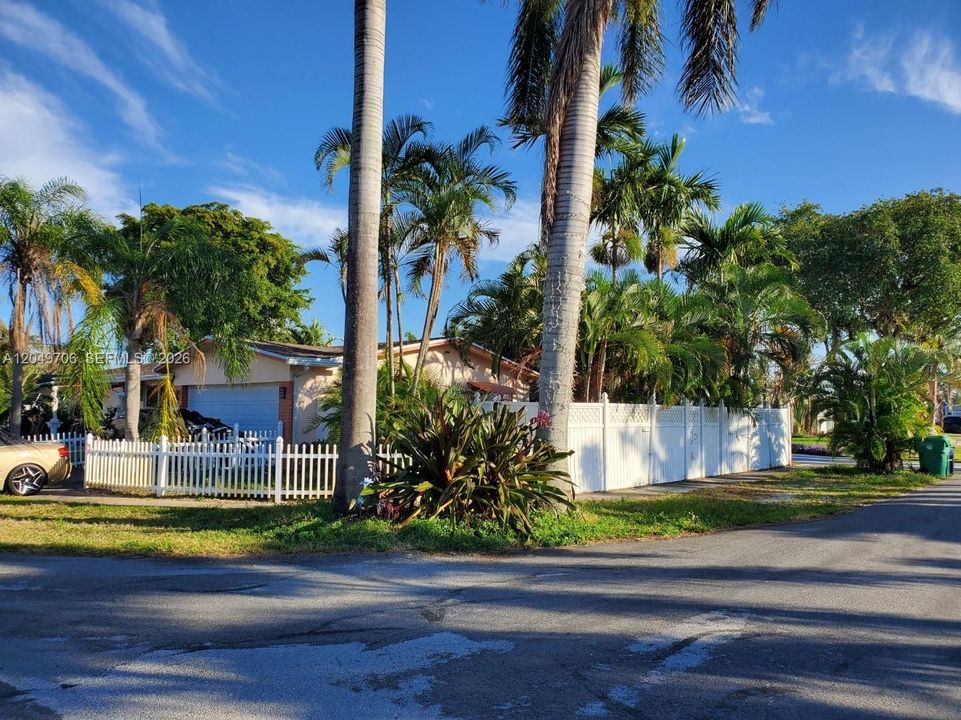 For Sale: $400,000 (2 beds, 2 baths, 1143 Square Feet)