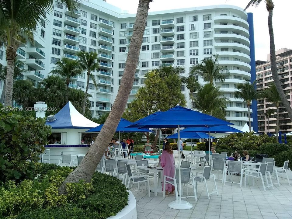 For Rent: $2,500 (1 beds, 1 baths, 910 Square Feet)