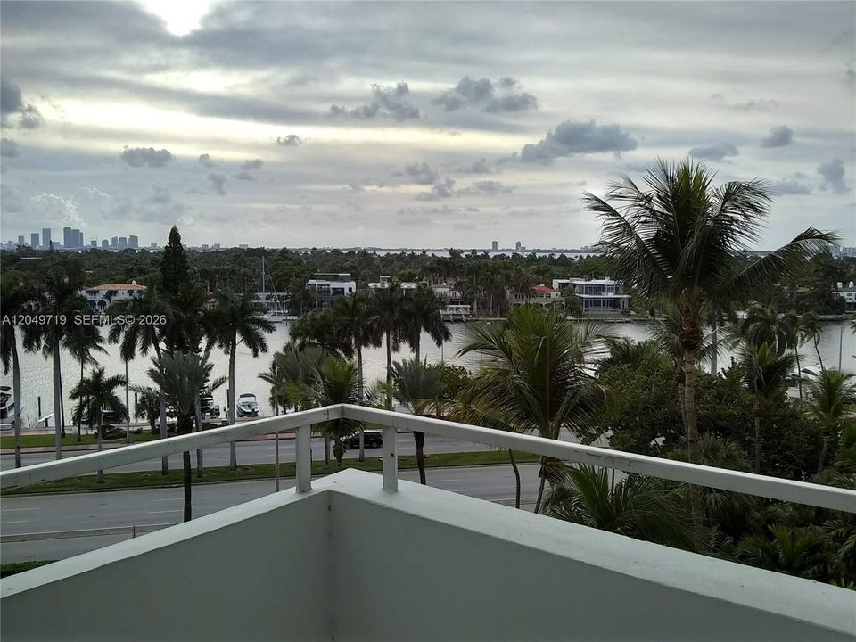 For Rent: $2,500 (1 beds, 1 baths, 910 Square Feet)