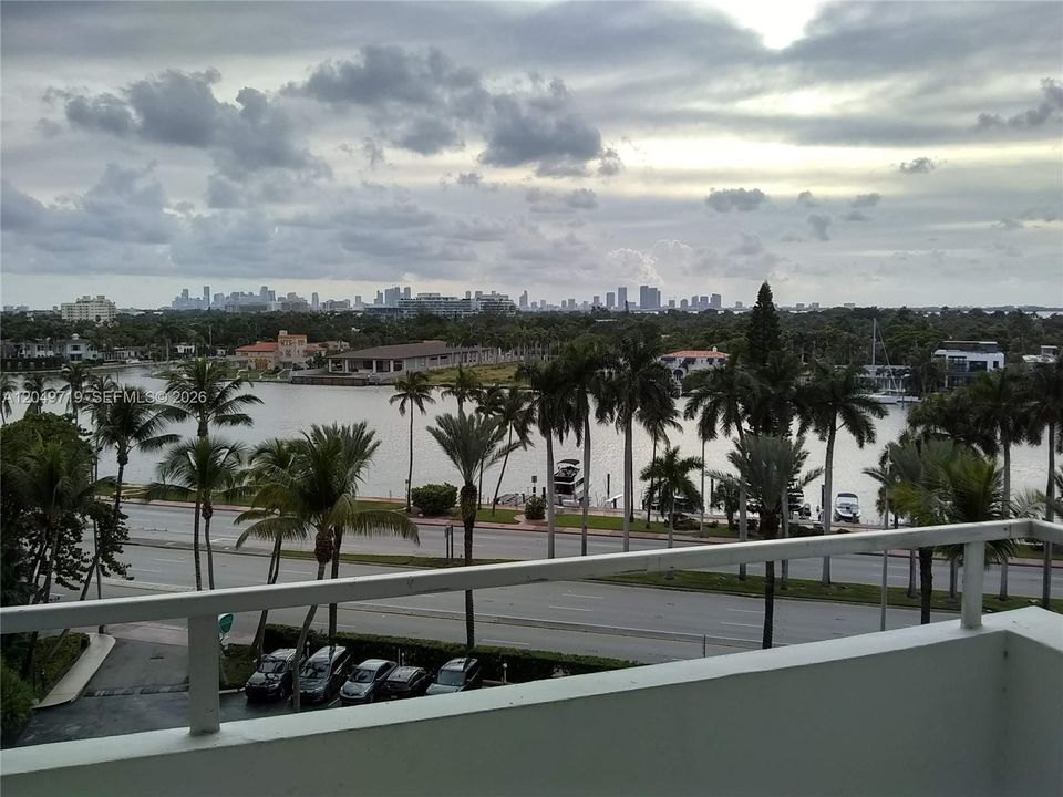 For Rent: $2,500 (1 beds, 1 baths, 910 Square Feet)