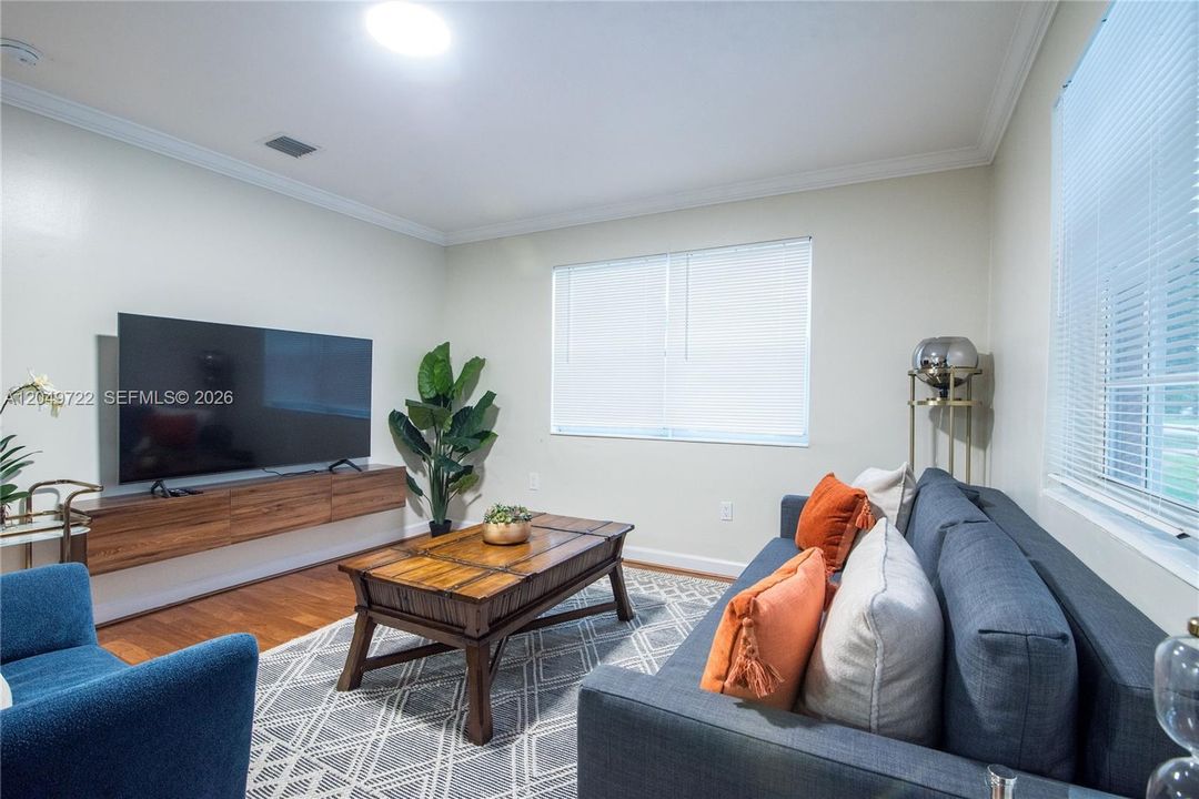 For Sale: $479,000 (2 beds, 1 baths, 965 Square Feet)