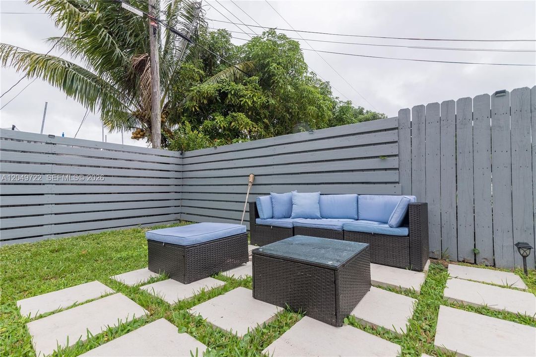 For Sale: $479,000 (2 beds, 1 baths, 965 Square Feet)