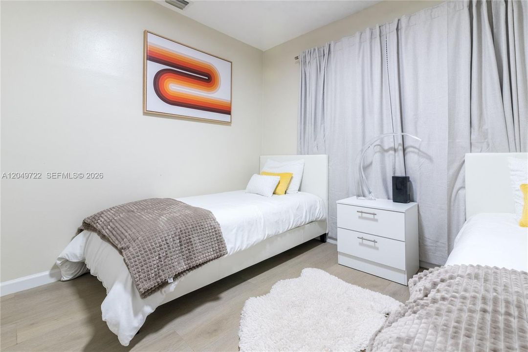 For Sale: $479,000 (2 beds, 1 baths, 965 Square Feet)