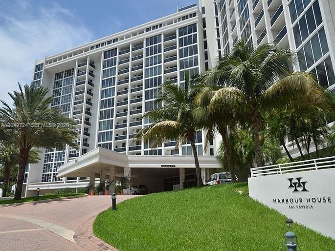 For Rent: $5,600 (2 beds, 2 baths, 1056 Square Feet)