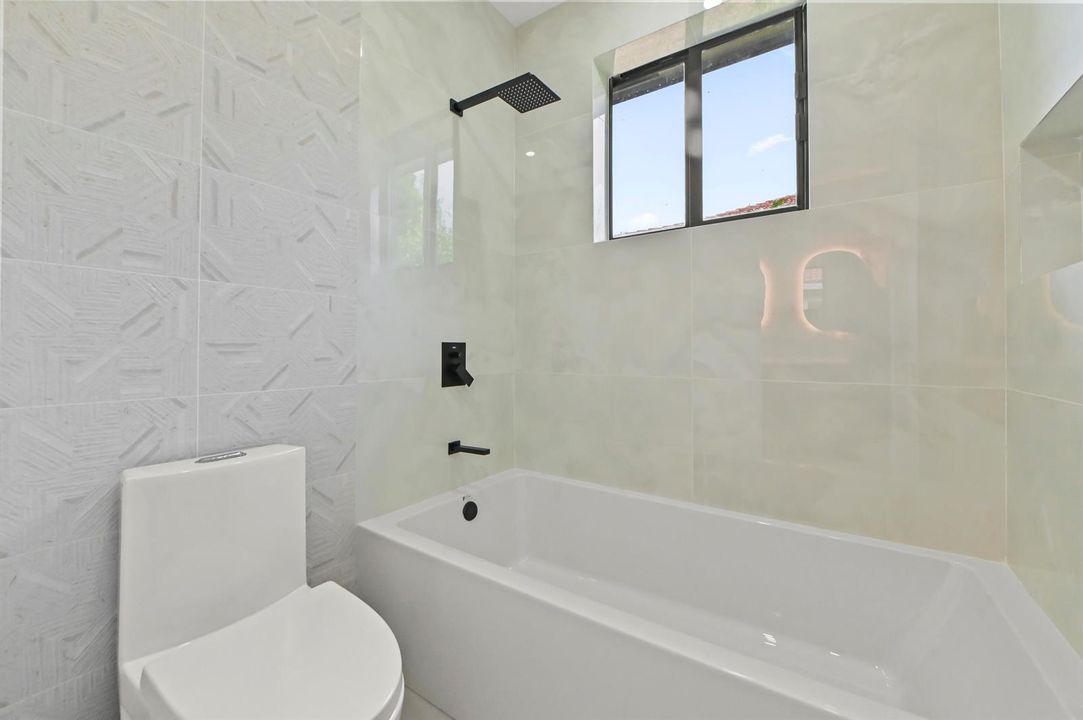 28 Bathroom 02