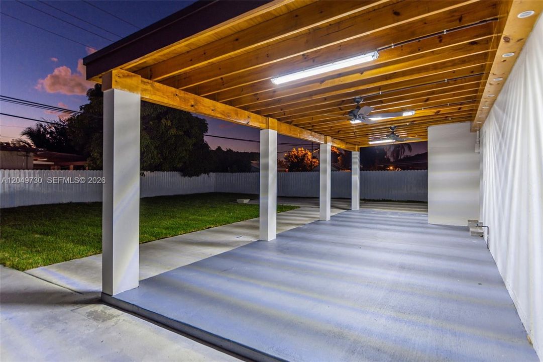 For Sale: $750,000 (2 beds, 1 baths, 1186 Square Feet)