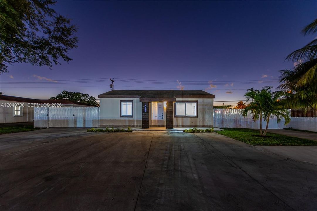 For Sale: $750,000 (2 beds, 1 baths, 1186 Square Feet)