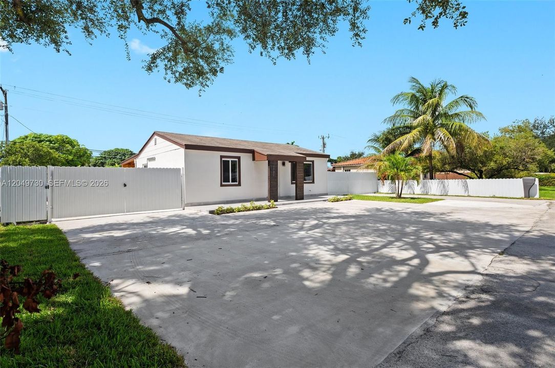 For Sale: $750,000 (2 beds, 1 baths, 1186 Square Feet)