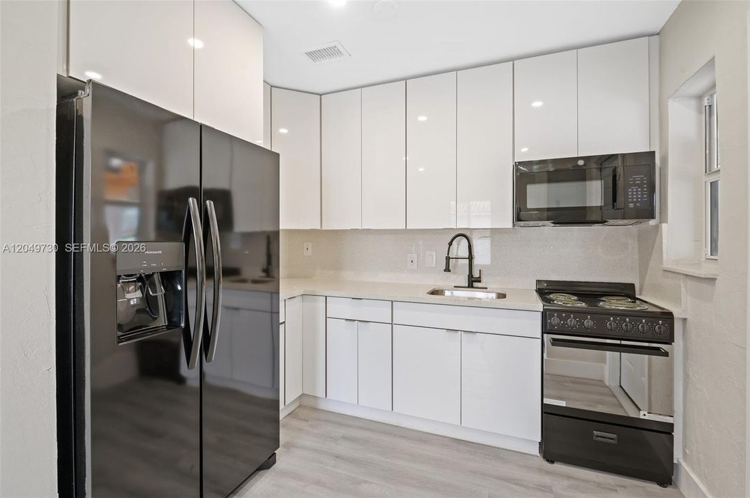 For Sale: $750,000 (2 beds, 1 baths, 1186 Square Feet)