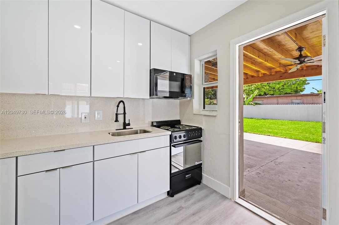 For Sale: $750,000 (2 beds, 1 baths, 1186 Square Feet)