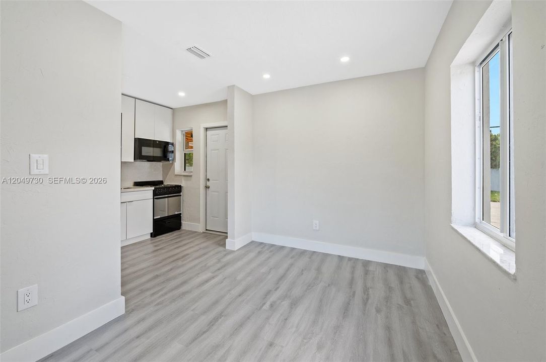 For Sale: $750,000 (2 beds, 1 baths, 1186 Square Feet)