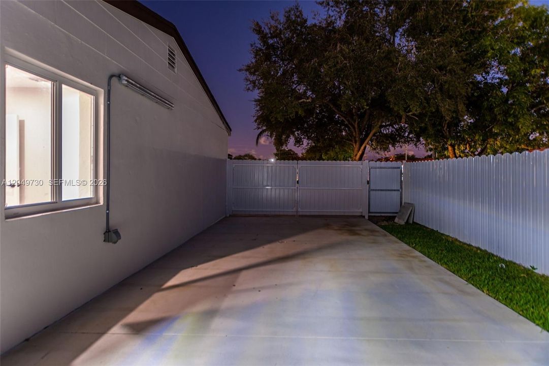 For Sale: $750,000 (2 beds, 1 baths, 1186 Square Feet)