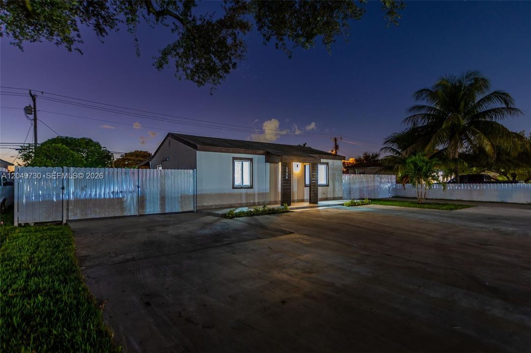 For Sale: $750,000 (2 beds, 1 baths, 1186 Square Feet)