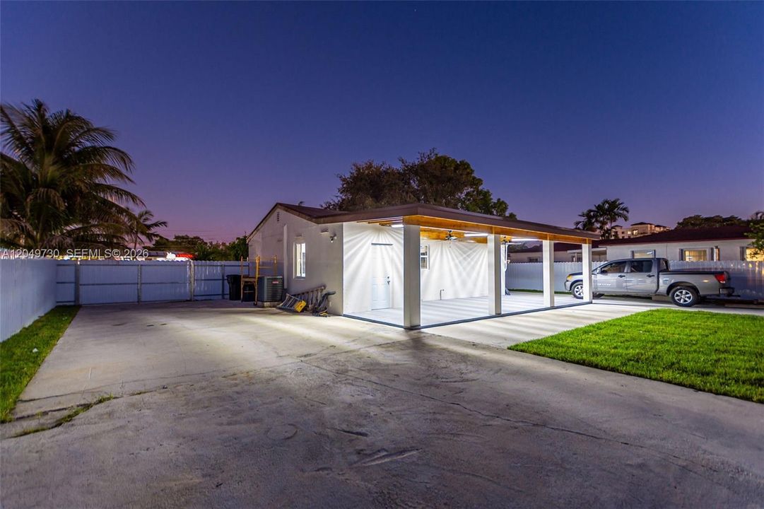 For Sale: $750,000 (2 beds, 1 baths, 1186 Square Feet)