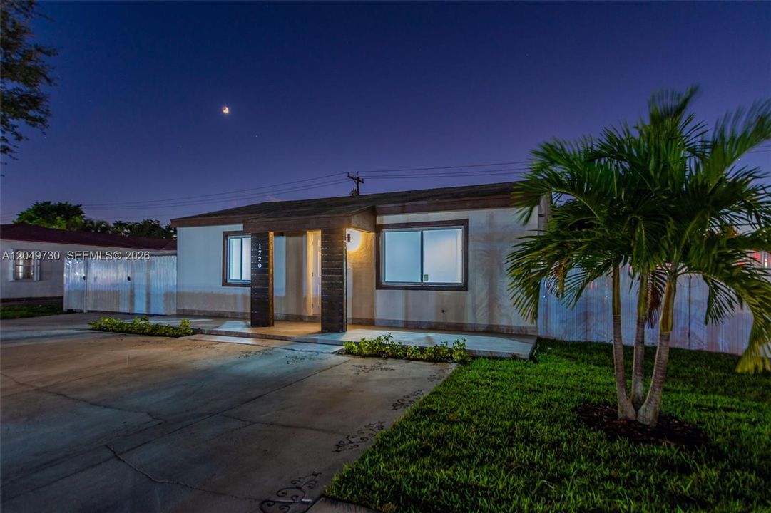 For Sale: $750,000 (2 beds, 1 baths, 1186 Square Feet)