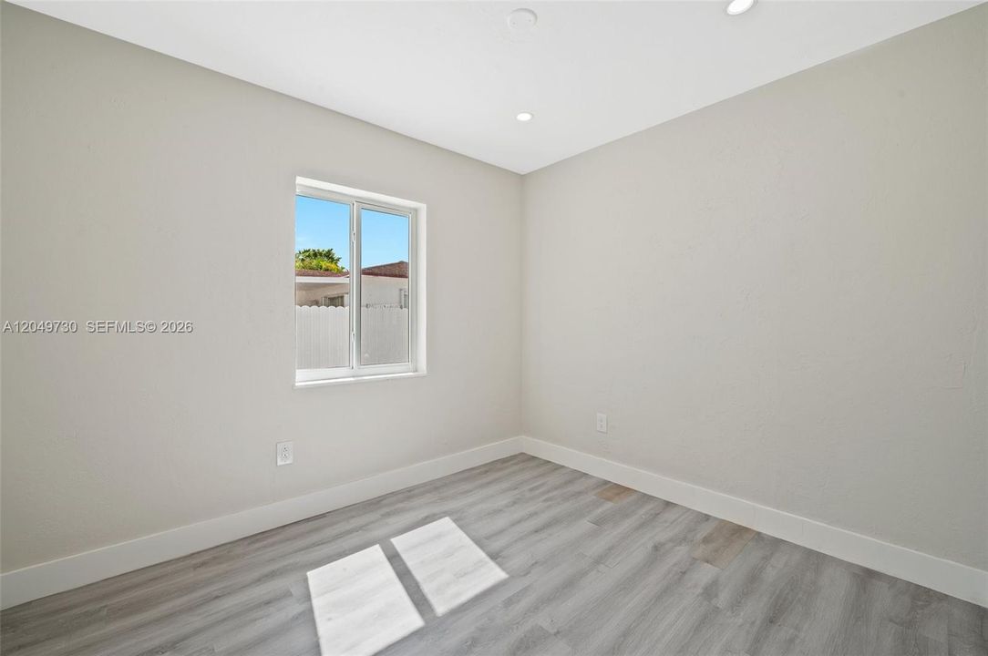 For Sale: $750,000 (2 beds, 1 baths, 1186 Square Feet)