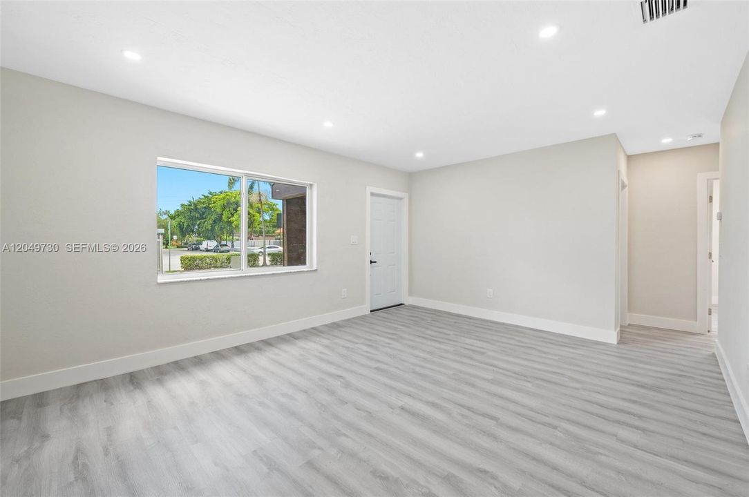 For Sale: $750,000 (2 beds, 1 baths, 1186 Square Feet)