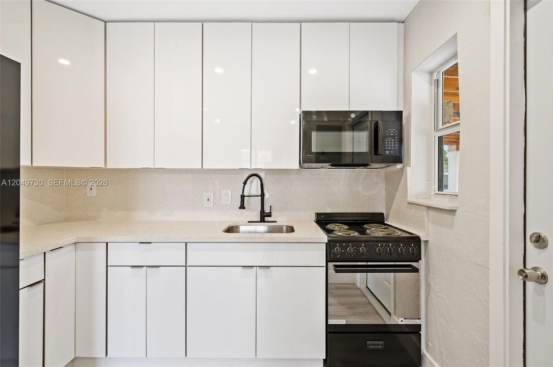 For Sale: $750,000 (2 beds, 1 baths, 1186 Square Feet)
