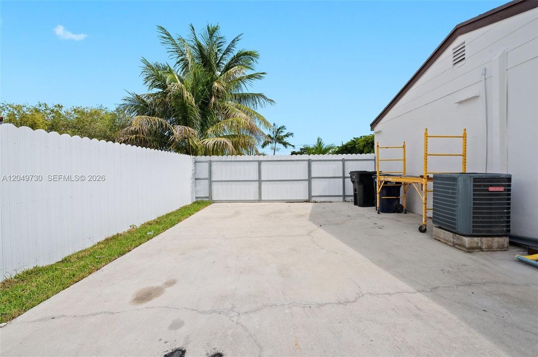 For Sale: $750,000 (2 beds, 1 baths, 1186 Square Feet)
