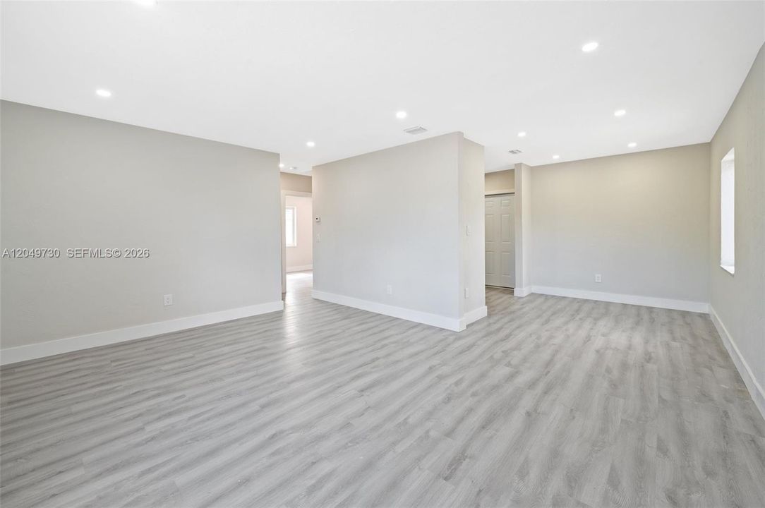 For Sale: $750,000 (2 beds, 1 baths, 1186 Square Feet)