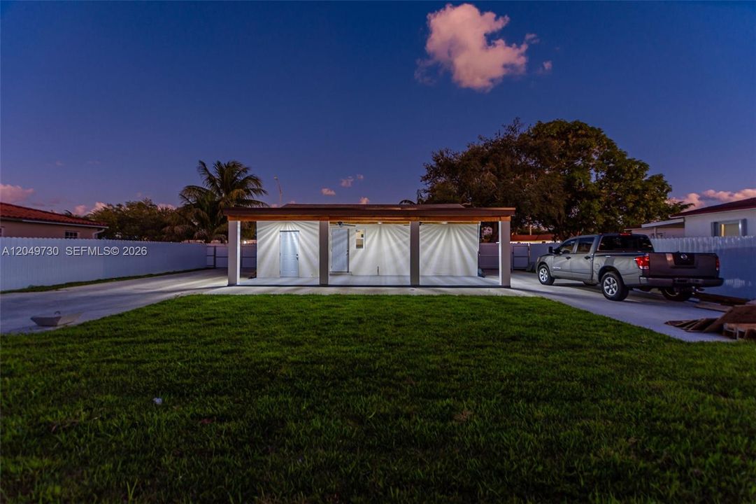 For Sale: $750,000 (2 beds, 1 baths, 1186 Square Feet)