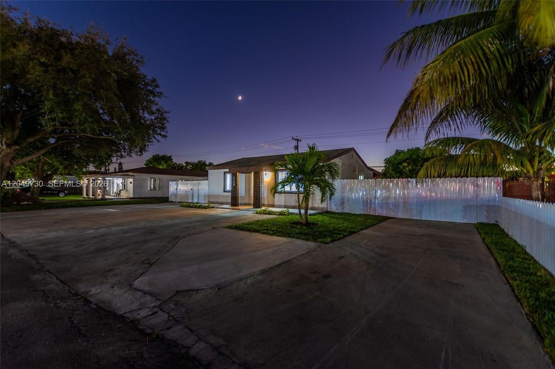 For Sale: $750,000 (2 beds, 1 baths, 1186 Square Feet)