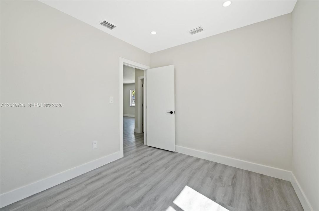 For Sale: $750,000 (2 beds, 1 baths, 1186 Square Feet)