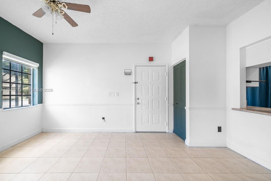 For Rent: $1,700 (1 beds, 1 baths, 715 Square Feet)