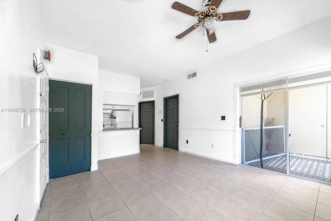 For Rent: $1,700 (1 beds, 1 baths, 715 Square Feet)