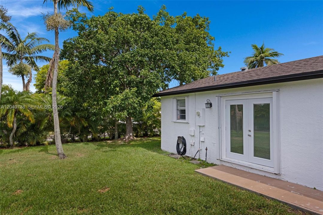 Den/Breakfast room to the yard