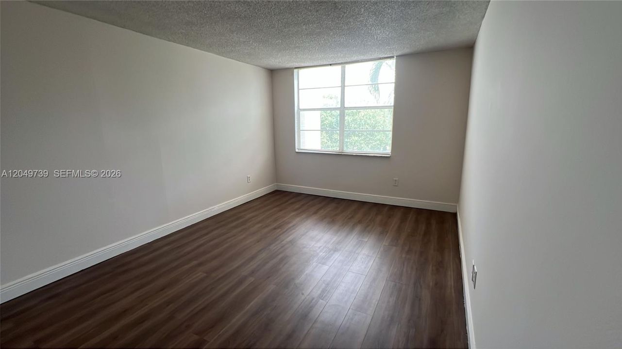 For Rent: $1,650 (1 beds, 1 baths, 826 Square Feet)