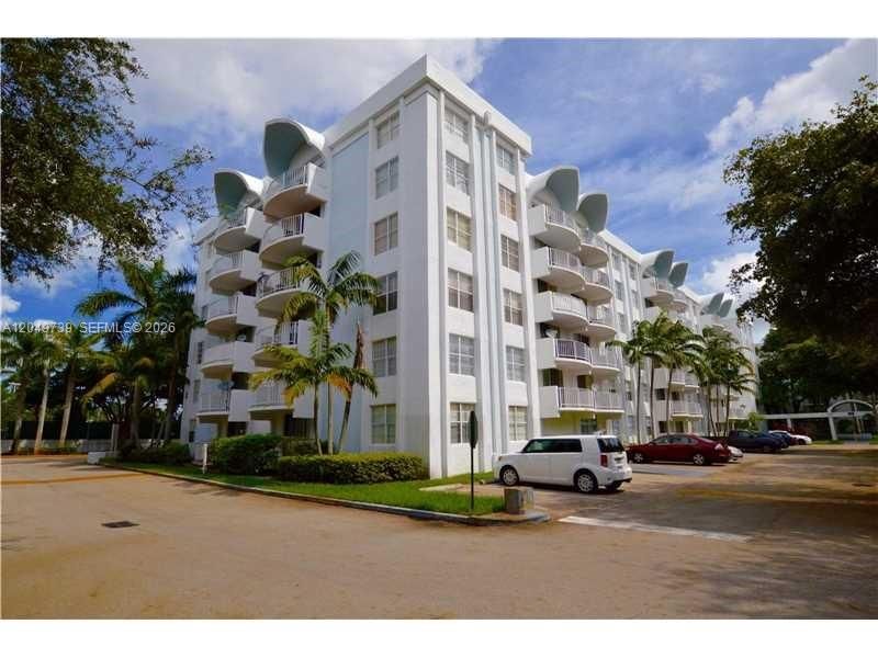 For Rent: $1,650 (1 beds, 1 baths, 826 Square Feet)