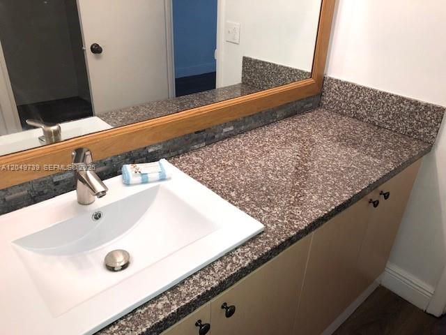 For Rent: $1,650 (1 beds, 1 baths, 826 Square Feet)