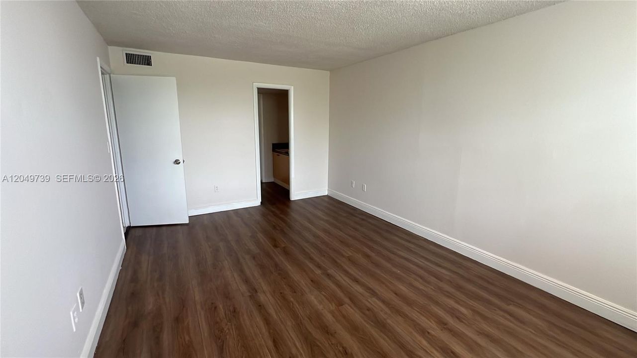 For Rent: $1,650 (1 beds, 1 baths, 826 Square Feet)